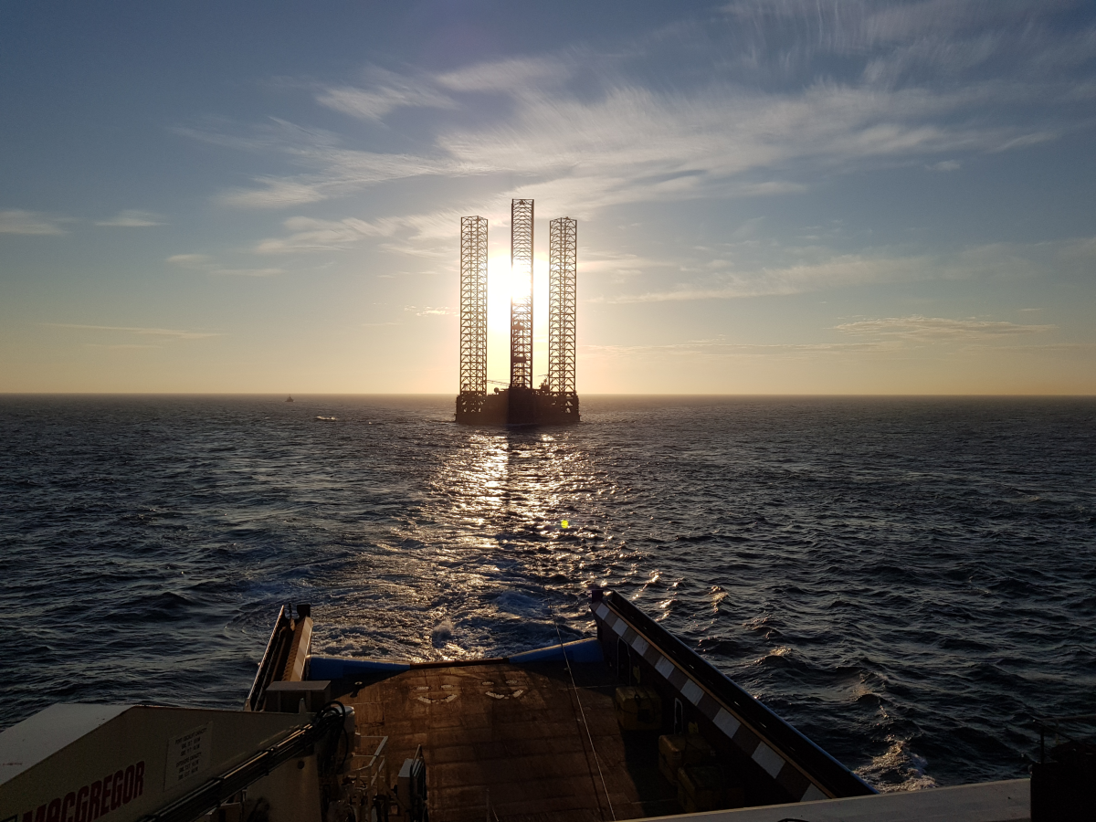 Aftensol over Jackup (Maersk Laser, Nordsoeen).jpg